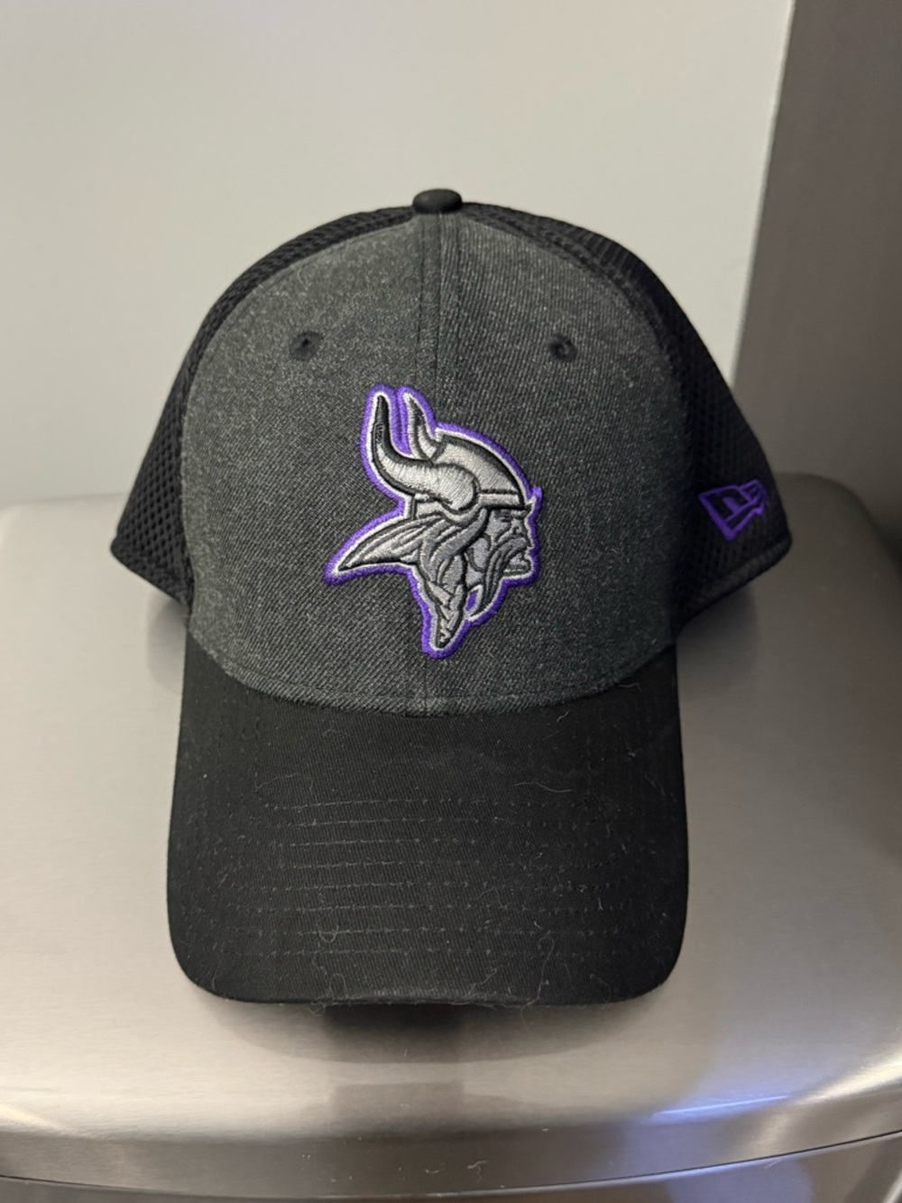 NFL MN Vikings New Era charcoal/black hat 39Thirty flex hat Medium/Large